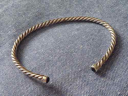 Hebridean Jewellery Amethyst Silver Mini Torc Bangle with Amethyst