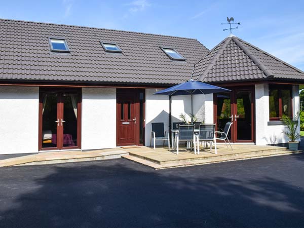 little chestnut muir ord exterior scotland self catering hot tub