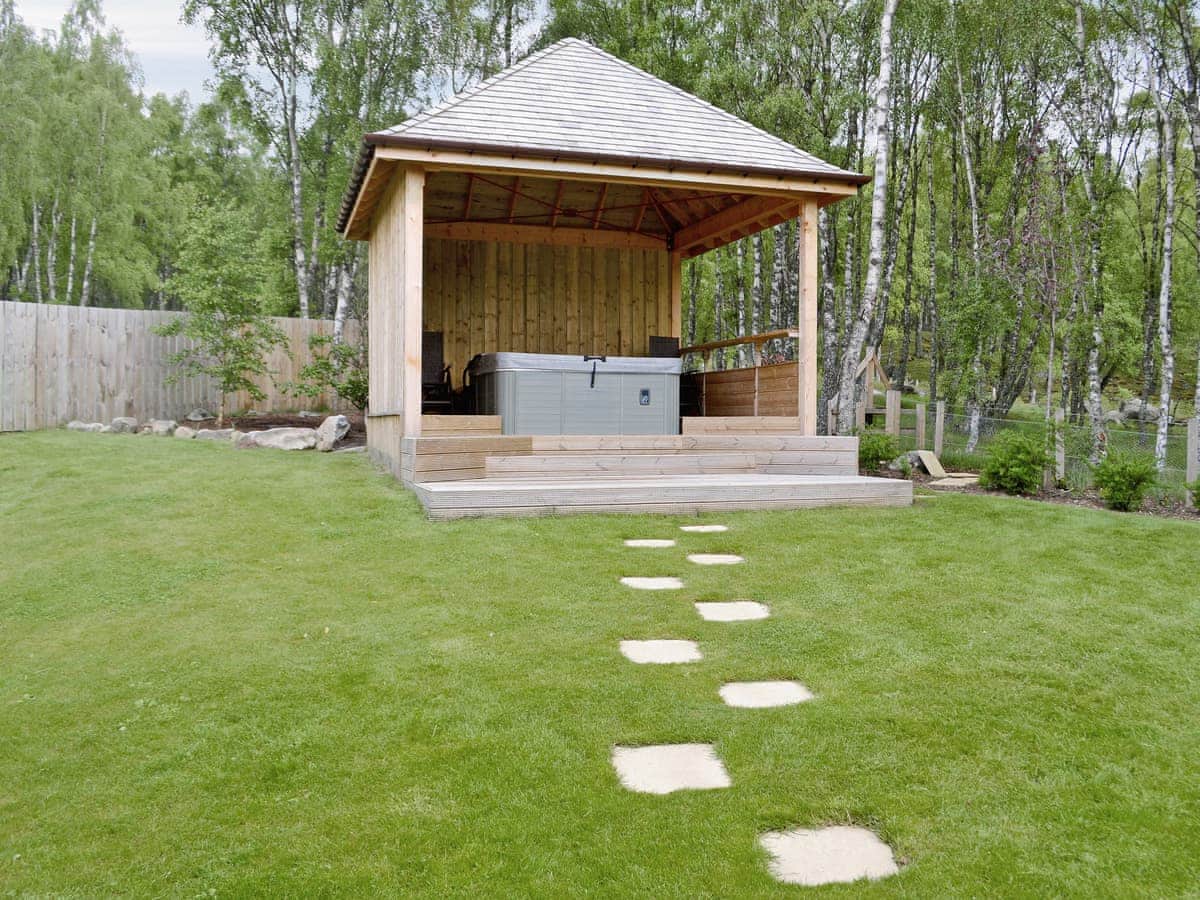 Lochnagar Lodge hot tub in garden under roof