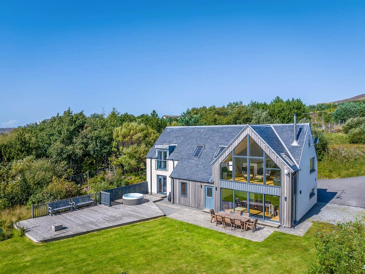Locholly large luxury lodge with hot tub on decking