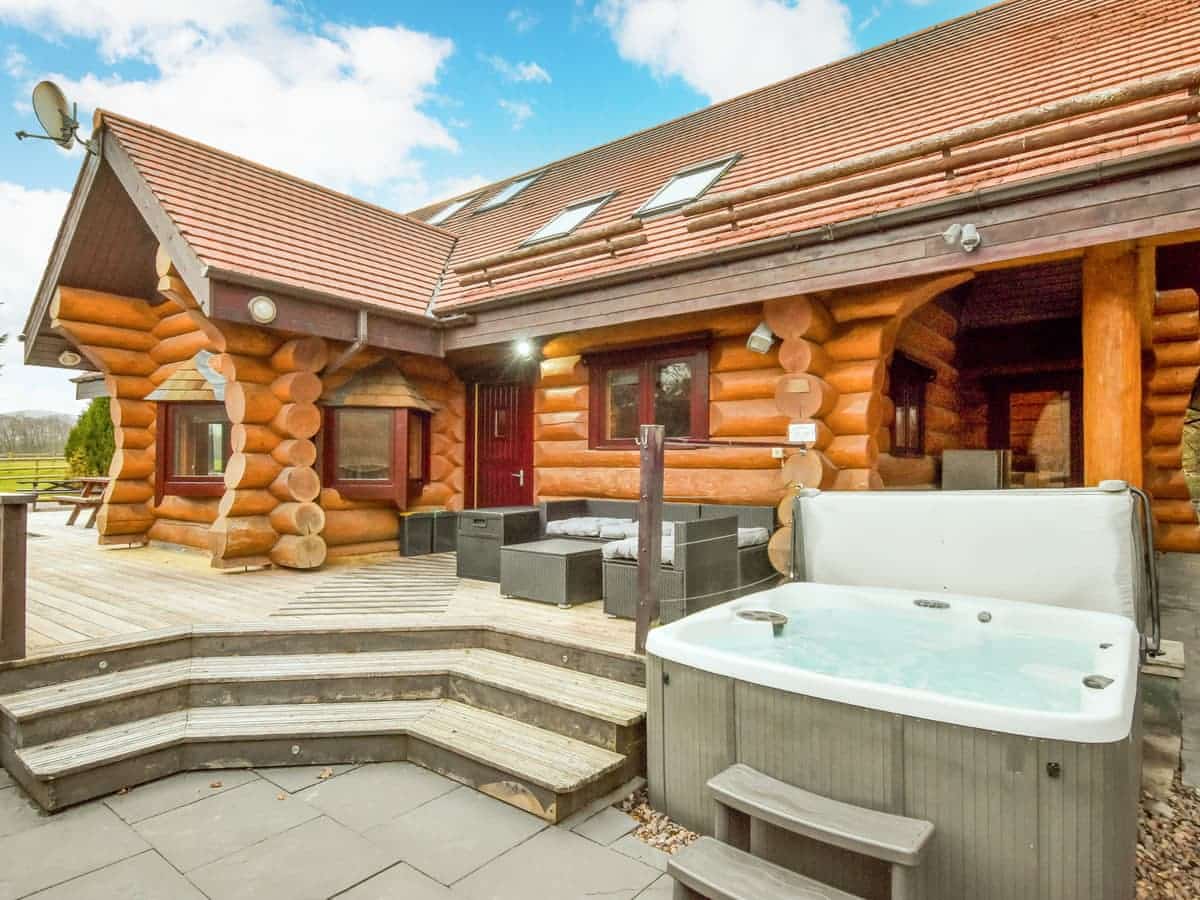 Mountain Bear Lodge hot tub and outdoor lounge area
