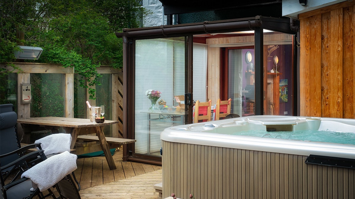 outdoor hot tub with conservatory aviemore