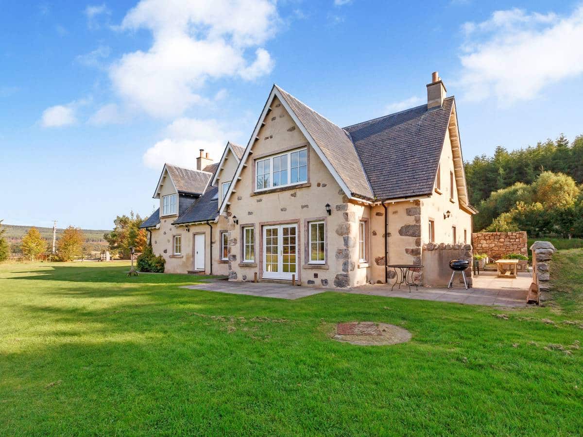 Rowan House large holiday house in Scottish countryside