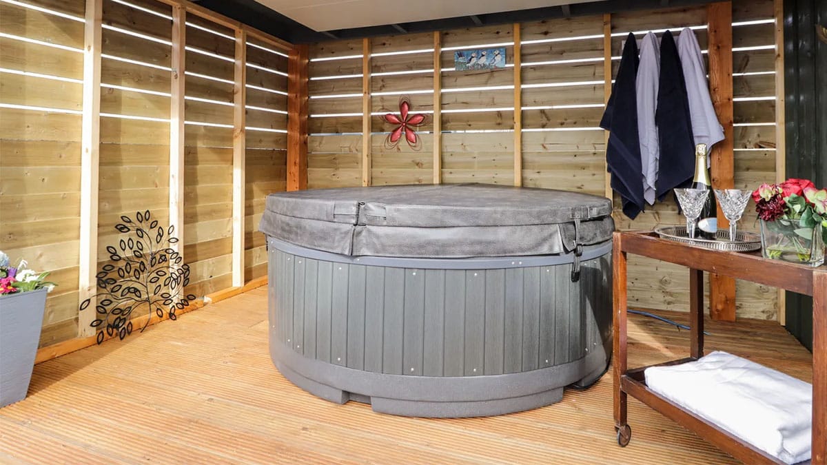hot tub with trolley with wine glasses