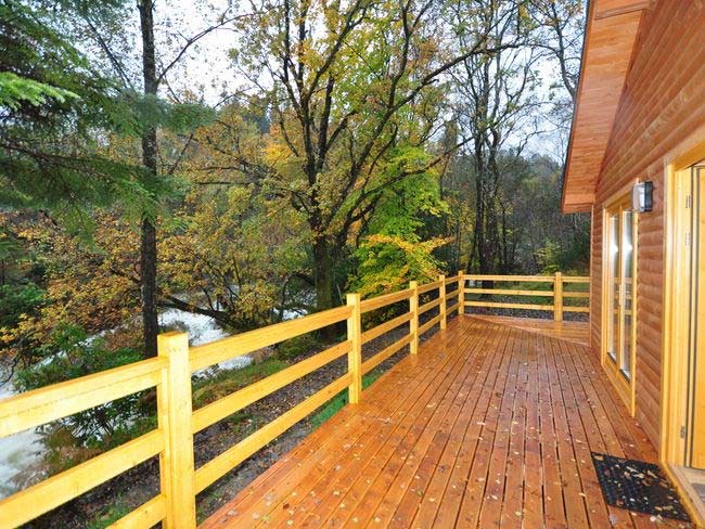 Fort William Cabin with balcony over river