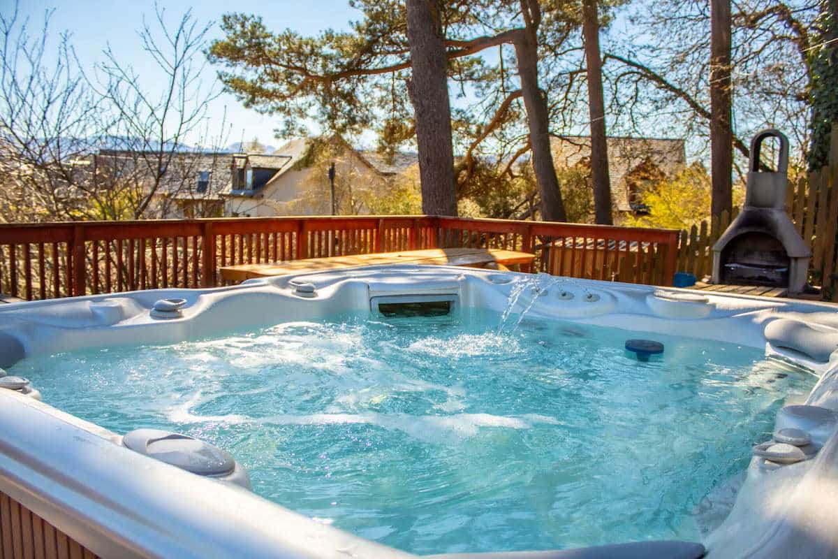 outdoor hot tub Aviemore lodge