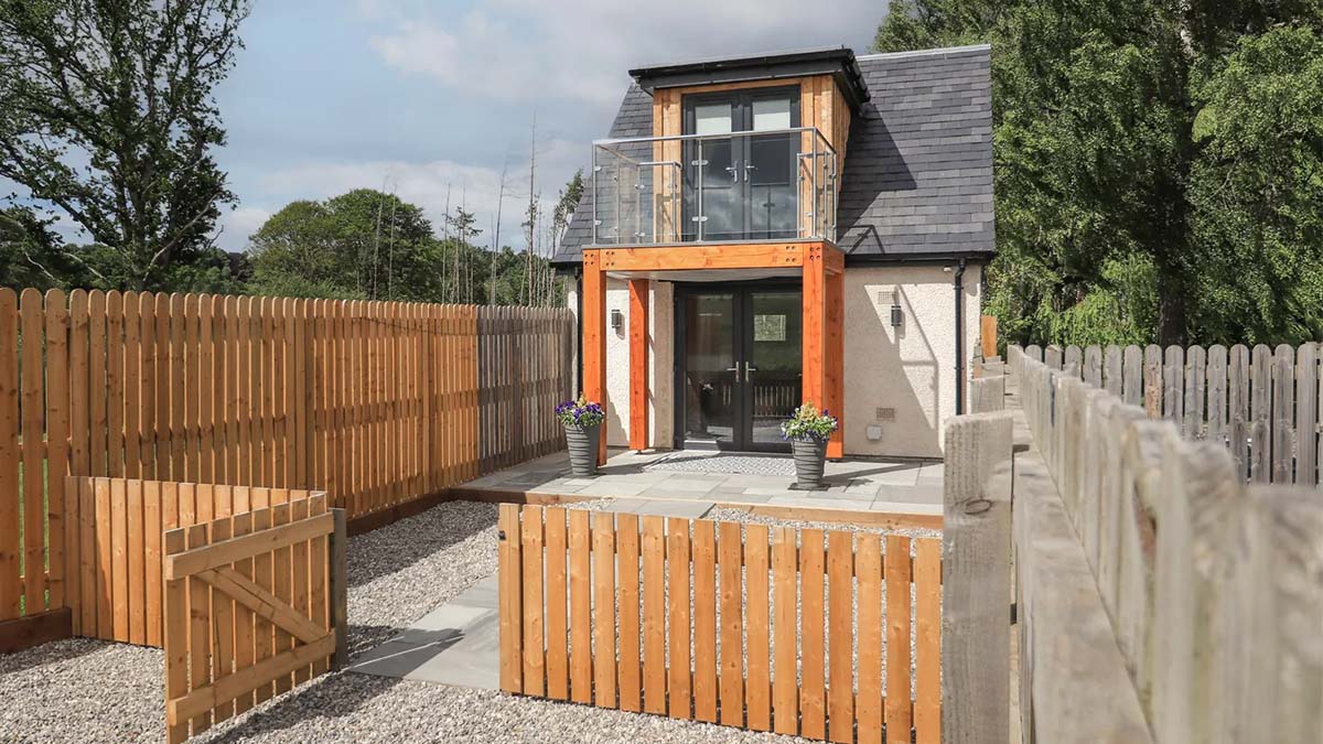 Wee Smithy small 2-storey building with balcony